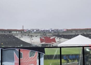 Veja a imagem da faixa ‘cada segundo importa’ no estádio de São Januário.