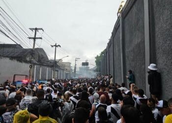 Torcedores esperam o ônibus do Vasco na área externa de São Januário; confira