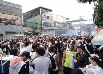 Veja a celebração dos torcedores do lado de fora de São Januário antes do confronto entre Vasco e Atlético-MG.