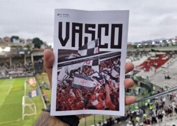 Torcida estampa a capa da Revista do Vasco #11, que será lançada neste sábado em São Januário.