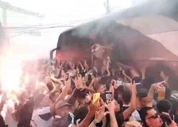 Vídeo revela a chegada do ônibus do Vasco a São Januário; confira