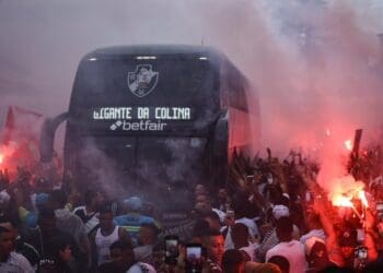 Vasco compartilha imagens de torcedores recebendo o ônibus da equipe na chegada a São Januário; confira
