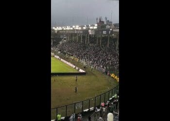 Vídeo exibe torcedores agitando bandeirolas na social de São Januário; confira