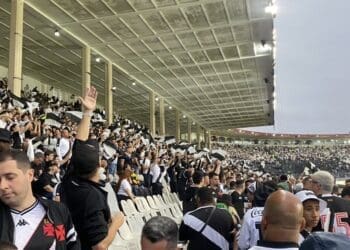Bandeiras foram entregues aos torcedores em São Januário.