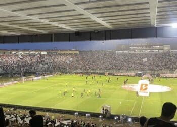 Jogadores do Vasco e do Atlético-MG realizam aquecimento sob a chuva em São Januário.