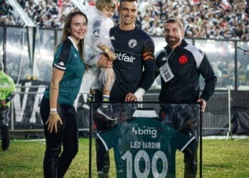 Léo Jardim recebeu uma camisa emoldurada com o número 100 de Pedrinho; confira as fotos