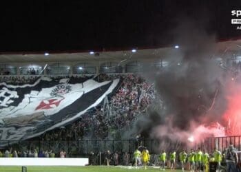 Veja a festividade da torcida do Vasco durante a entrada dos times em campo.
