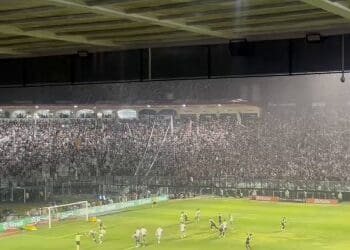 Veja a celebração da torcida do Vasco após o gol de Vegetti