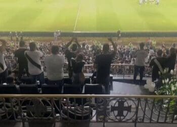 Jogadores do Vasco saíram de campo em São Januário recebendo aplausos dos torcedores.