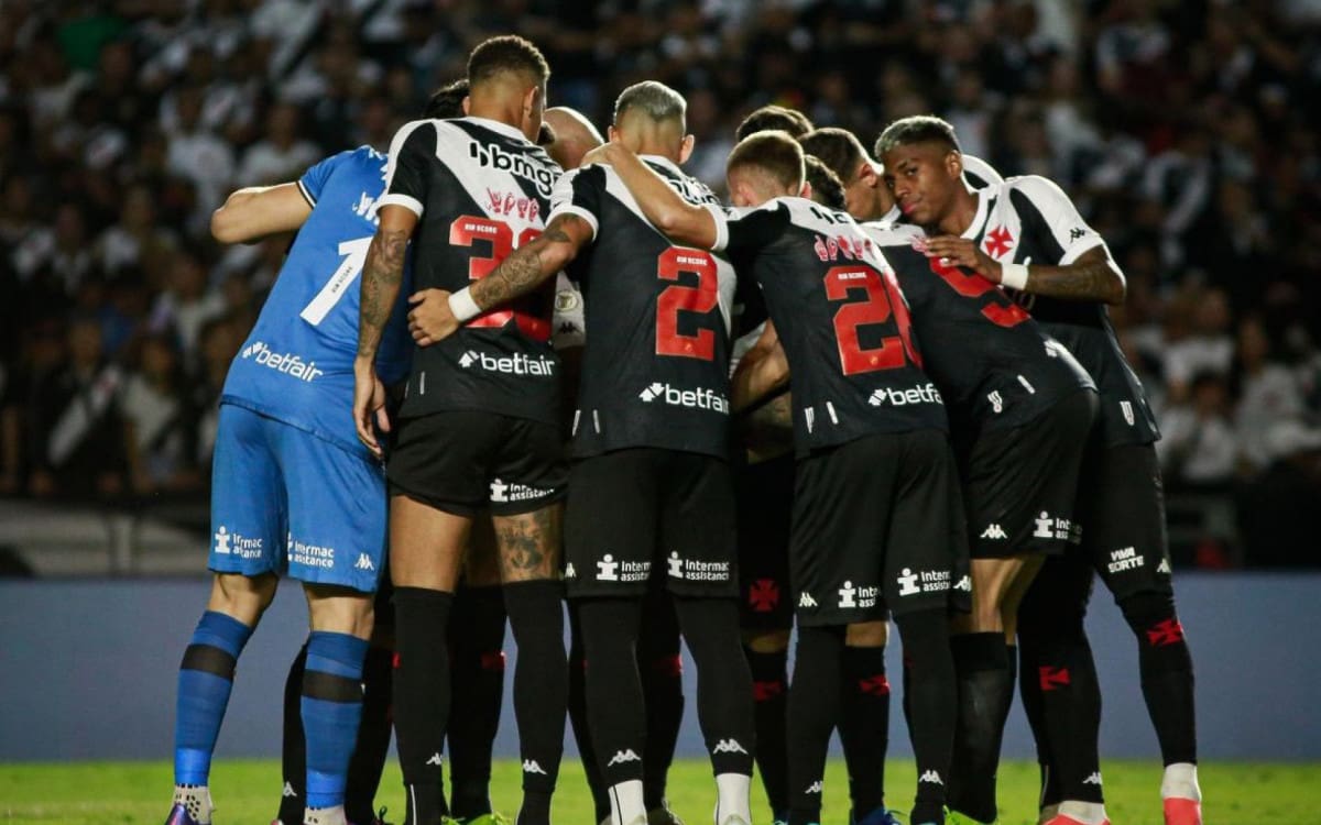 20241020-185734-1-jogadores-do-vasco-reunidos-no-gramado-de-sao-januario-foto-matheus-lima-vasco-da-gama-1 Jogadores do Vasco reunidos no gramado de São Januário - Foto: Matheus Lima / Vasco da Gama