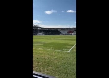Gramado de São Januário apresenta boas condições para a partida desta quinta-feira; confira vídeo e imagens.