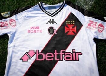 Vasco enfrentará o Cuiabá vestindo uma camisa especial para apoiar a campanha do Outubro Rosa; as camisas estarão disponíveis para leilão.