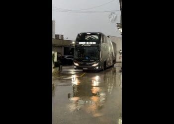 Vasco compartilha vídeo e imagens da chegada do time a São Januário; confira