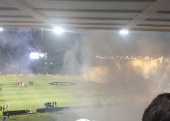 Foto exibe a celebração da torcida do Vasco na entrada do time em campo; confira.