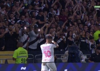 Payet é um dos atletas mais celebrados pela torcida após a partida.