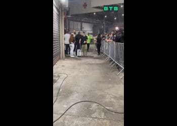 Lucas Piton é celebrado ao sair de São Januário; assista ao vídeo.