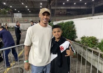 Capitão do acesso do Vasco em 2022, Anderson Conceição visitou São Januário acompanhado de seu filho; confira