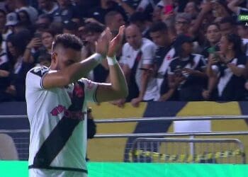 Vídeo exibe Payet recebendo aplausos da torcida em São Januário após a vitória contra o Cuiabá; confira