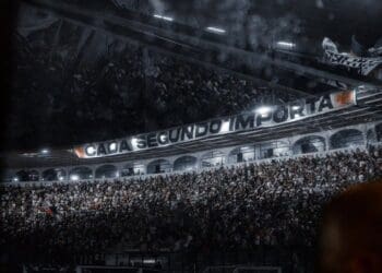 Veja imagem de torcedores no Estádio São Januário na partida contra o Cuiabá.