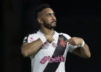 Payet fez um gesto para a torcida após a partida: ‘Eu estou presente’