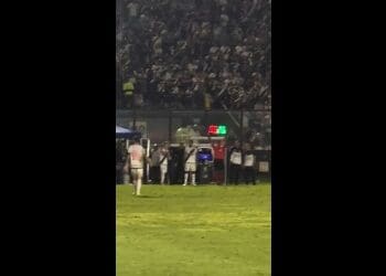 Vídeo captura o instante em que Jair retorna ao campo após um período prolongado de lesão.