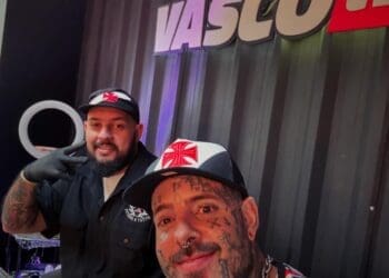 Tico Santa Cruz presta homenagem ao Vasco com nova tatuagem