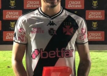 Hugo Moura foi escolhido o melhor jogador da partida entre Vasco e Cuiabá, que terminou com o placar de 1 a 0.