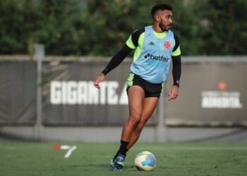 Vasco compartilha imagens do treino desta sexta-feira no CT Moacyr Barbosa; veja as fotos.