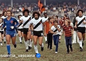 Veja a imagem de Roberto Dinamite e Leão durante a partida de 1979 contra o Athletico-PR no Couto Pereira.