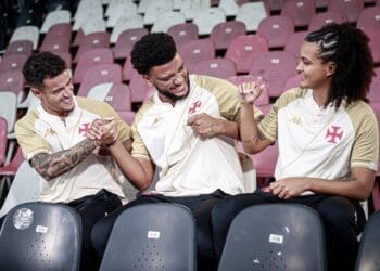 Sócio-torcedor integrou o ensaio da nova camisa ao lado dos jogadores do Vasco