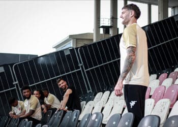 Vasco compartilha imagens dos bastidores do ensaio da nova camisa 3 com os atletas.