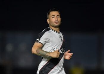 Jean David enfrenta dificuldades para se adaptar ao Vasco e não consegue capitalizar as oportunidades que surgem.