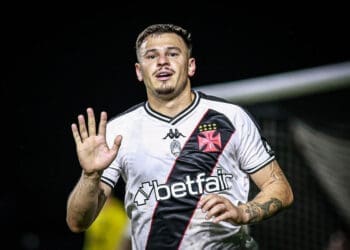 Hugo Moura tem sua melhor temporada até agora, marcando 2 gols e registrando 4 assistências com o uniforme do Vasco.