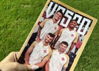Nova camisa 3 estampa a capa da Revista do Vasco, que será entregue nesta segunda-feira em São Januário.