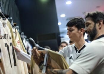 Vasco compartilha imagens de fãs na megaloja de São Januário vestindo a camisa 3.