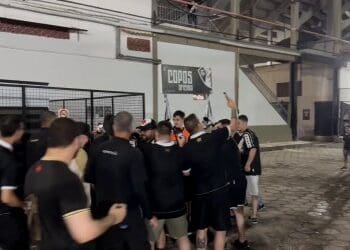 Pedrinho tira uma foto com os fãs do Vasco em São Januário.