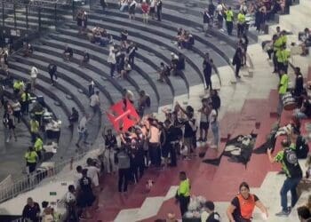 Torcedores do Vasco realizaram um ‘chá revelação’ em São Januário antes da partida contra o Bahia; confira os vídeos.