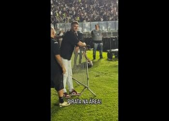 Suspenso nesta segunda-feira, Vegetti está em São Januário para assistir ao jogo Vasco x Bahia