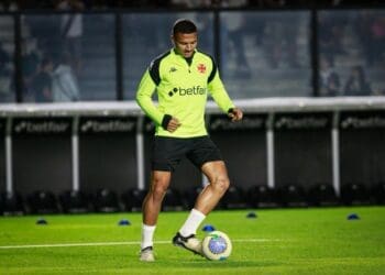 Confira imagens do aquecimento dos atletas do Vasco em São Januário.