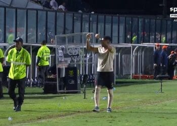 Payet agradeceu e cumprimentou a torcida do Vasco em São Januário após a partida.