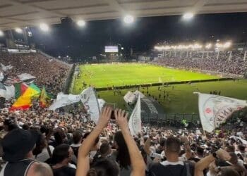 Confira a comemoração da torcida do Vasco após a vitória em São Januário.