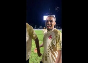 Leandrinho e Rayan celebram triunfo em São Januário; assista ao vídeo