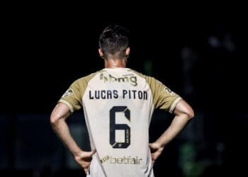 Vasco presta homenagem a Lucas Piton: ‘100 partidas do meu camisa 6’; confira as fotos