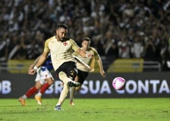 Vasco mantém invencibilidade nas estreias da terceira camisa desde 2010.