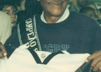 Veja a imagem de Barbosa, datada de 1997, durante uma celebração em São Januário em tributo aos campeões do Sul-Americano de 1948.