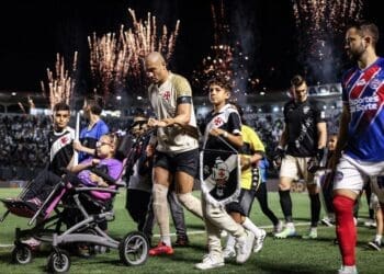 Vasco compartilha imagens de crianças em São Januário: ‘Nossos corações jovens’