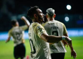 Gol de Payet sobre o Bahia marcou o primeiro pênalti convertido pelo Vasco no Brasileiro 2024; Vegetti já havia errado duas cobranças anteriores.