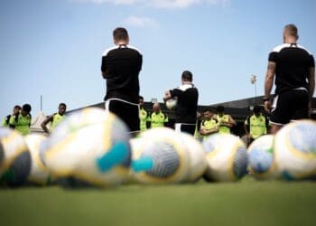 Rayan participou do treino normalmente nesta quinta-feira, enquanto Philippe Coutinho e Léo fizeram atividades leves.