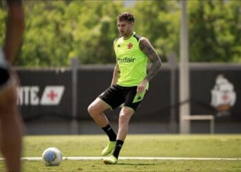 Vasco compartilha imagens do treino desta quinta-feira no CT Moacyr Barbosa; veja as fotos.