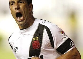 Edmundo compartilha imagem vestindo a camisa do Vasco: ‘Clássica para o #tbt de hoje’